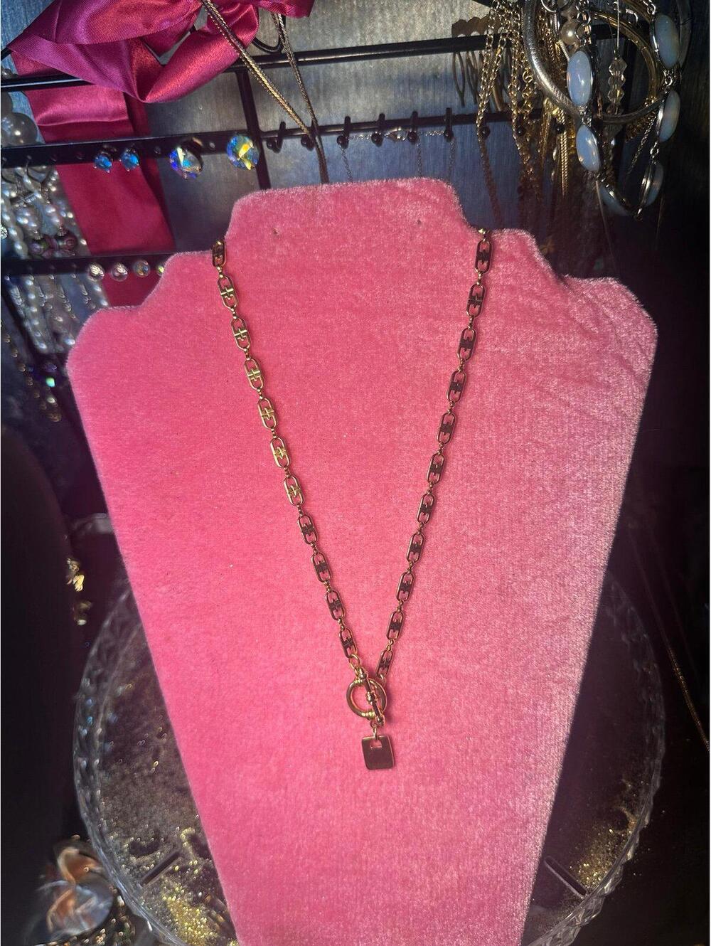 Stunning Givenchy necklace features a series of smooth, shiny gold plated links - Picture 4 of 7